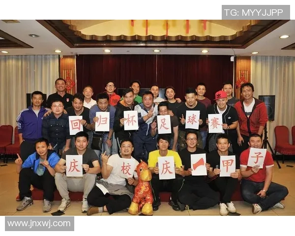 足球巨星风采依旧下飞机现场粉丝热情迎接星光闪耀