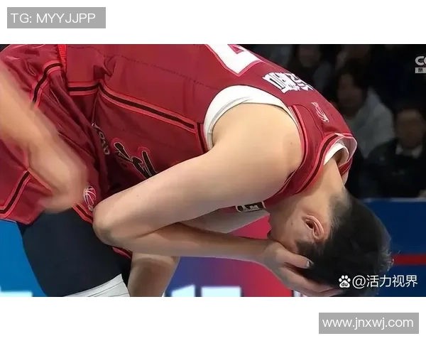 足球明星因眼部受伤急需治疗 赛季前景堪忧